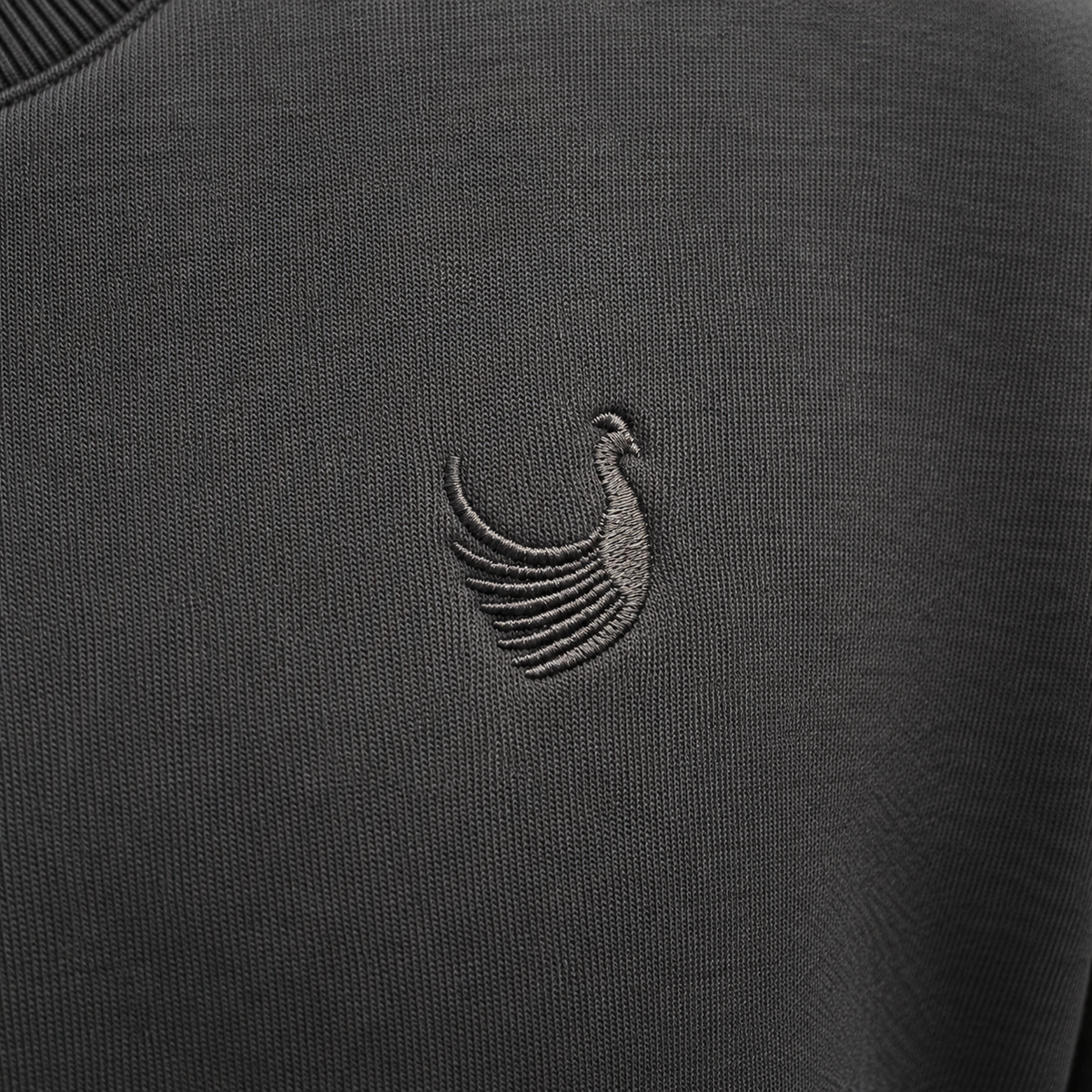 FASÁN Crewneck Black – nærbilde av brodert logo