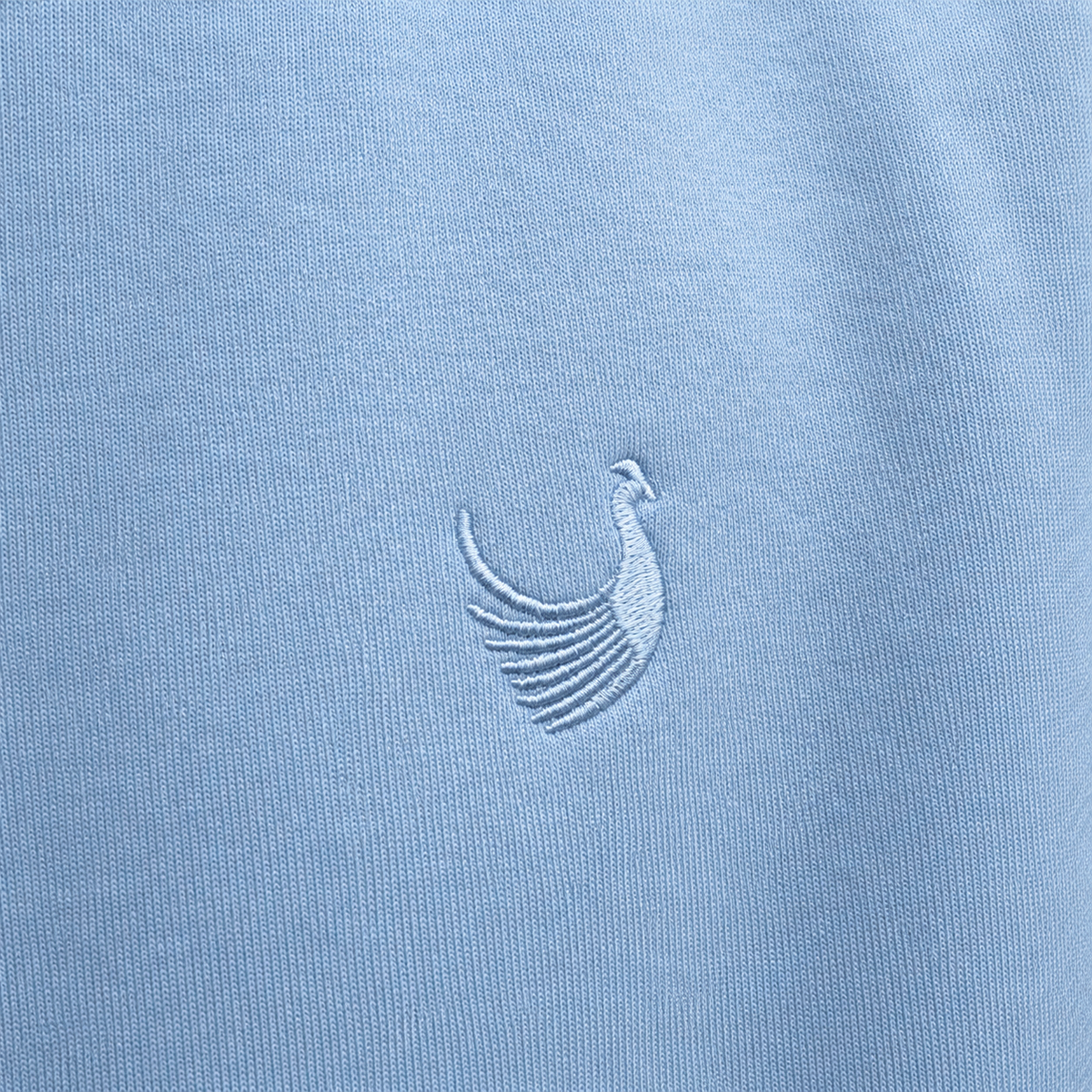 FASÁN Crewneck Baby Blue – nærbilde av brodert logo
